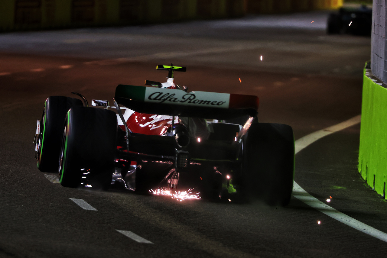 GP SINGAPORE, Guanyu Zhou (CHN) Alfa Romeo F1 Team C42 sends sparks flying.
01.10.2022. Formula 1 World Championship, Rd 17, Singapore Grand Prix, Marina Bay Street Circuit, Singapore, Qualifiche Day.
 - www.xpbimages.com, EMail: requests@xpbimages.com © Copyright: Coates / XPB Images
