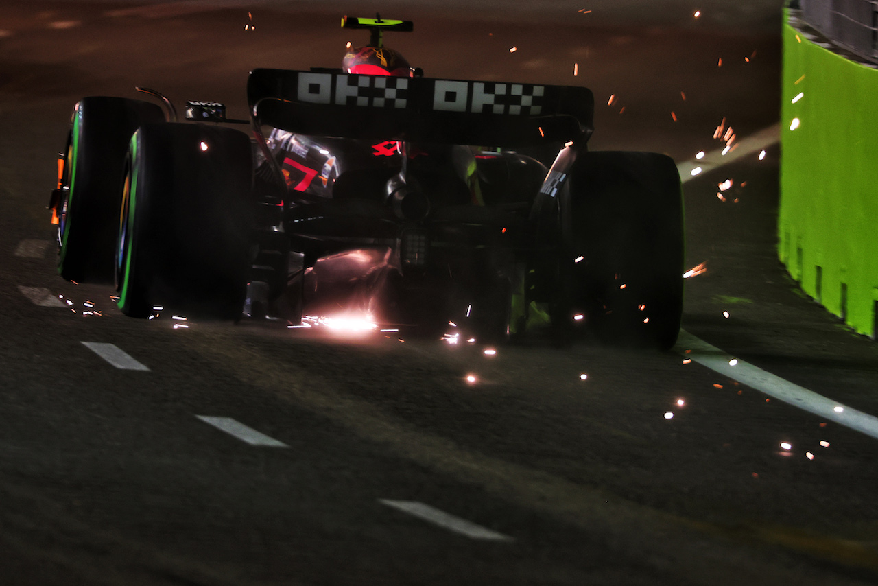 GP SINGAPORE, Lando Norris (GBR) McLaren MCL36 sends sparks flying.
01.10.2022. Formula 1 World Championship, Rd 17, Singapore Grand Prix, Marina Bay Street Circuit, Singapore, Qualifiche Day.
 - www.xpbimages.com, EMail: requests@xpbimages.com © Copyright: Coates / XPB Images