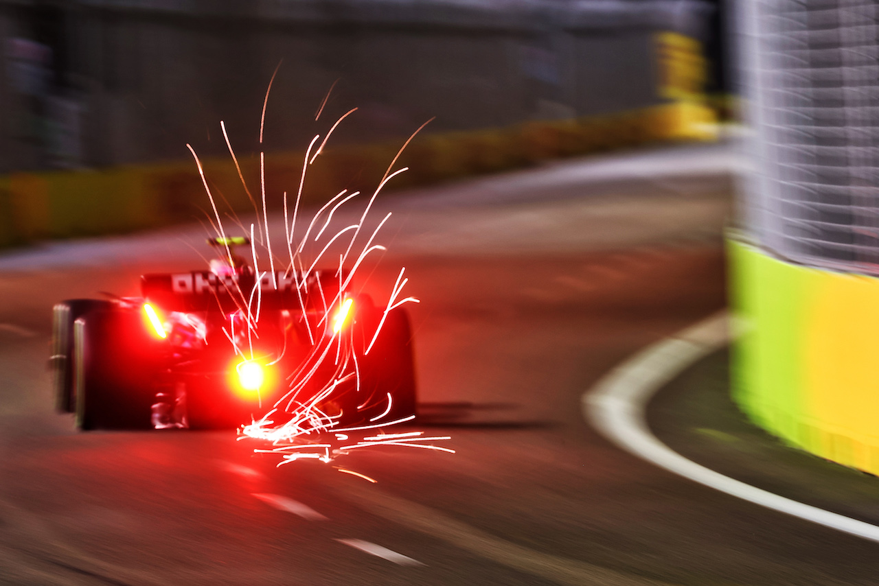 GP SINGAPORE, Lando Norris (GBR) McLaren MCL36 sends sparks flying.
01.10.2022. Formula 1 World Championship, Rd 17, Singapore Grand Prix, Marina Bay Street Circuit, Singapore, Qualifiche Day.
 - www.xpbimages.com, EMail: requests@xpbimages.com © Copyright: Coates / XPB Images