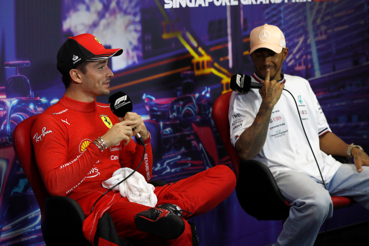 GP SINGAPORE, (L to R): Charles Leclerc (MON) Ferrari e Lewis Hamilton (GBR) Mercedes AMG F1 in the post qualifying FIA Press Conference.
01.10.2022. Formula 1 World Championship, Rd 17, Singapore Grand Prix, Marina Bay Street Circuit, Singapore, Qualifiche Day.
- www.xpbimages.com, EMail: requests@xpbimages.com © Copyright: XPB Images