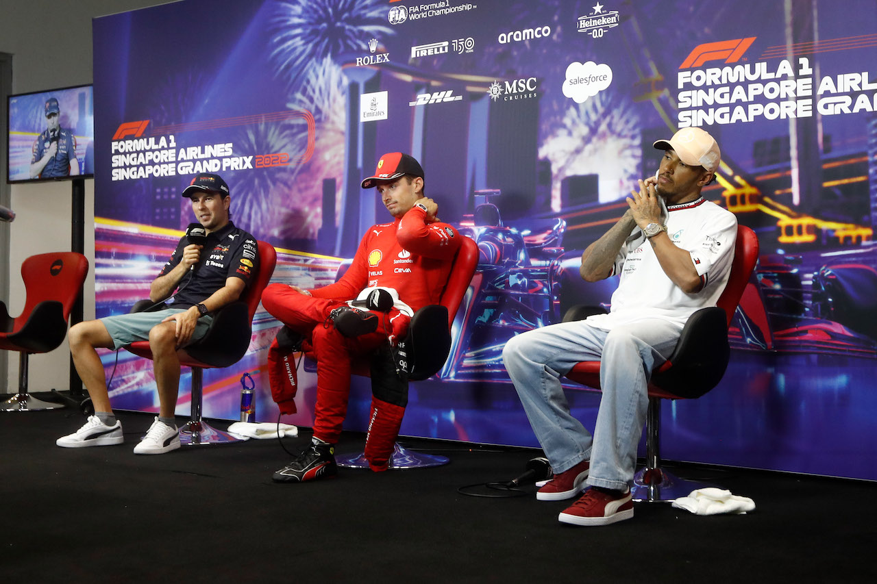 GP SINGAPORE, (L to R): Sergio Perez (MEX) Red Bull Racing; Charles Leclerc (MON) Ferrari; e Lewis Hamilton (GBR) Mercedes AMG F1, in the post qualifying FIA Press Conference.
01.10.2022. Formula 1 World Championship, Rd 17, Singapore Grand Prix, Marina Bay Street Circuit, Singapore, Qualifiche Day.
- www.xpbimages.com, EMail: requests@xpbimages.com © Copyright: XPB Images