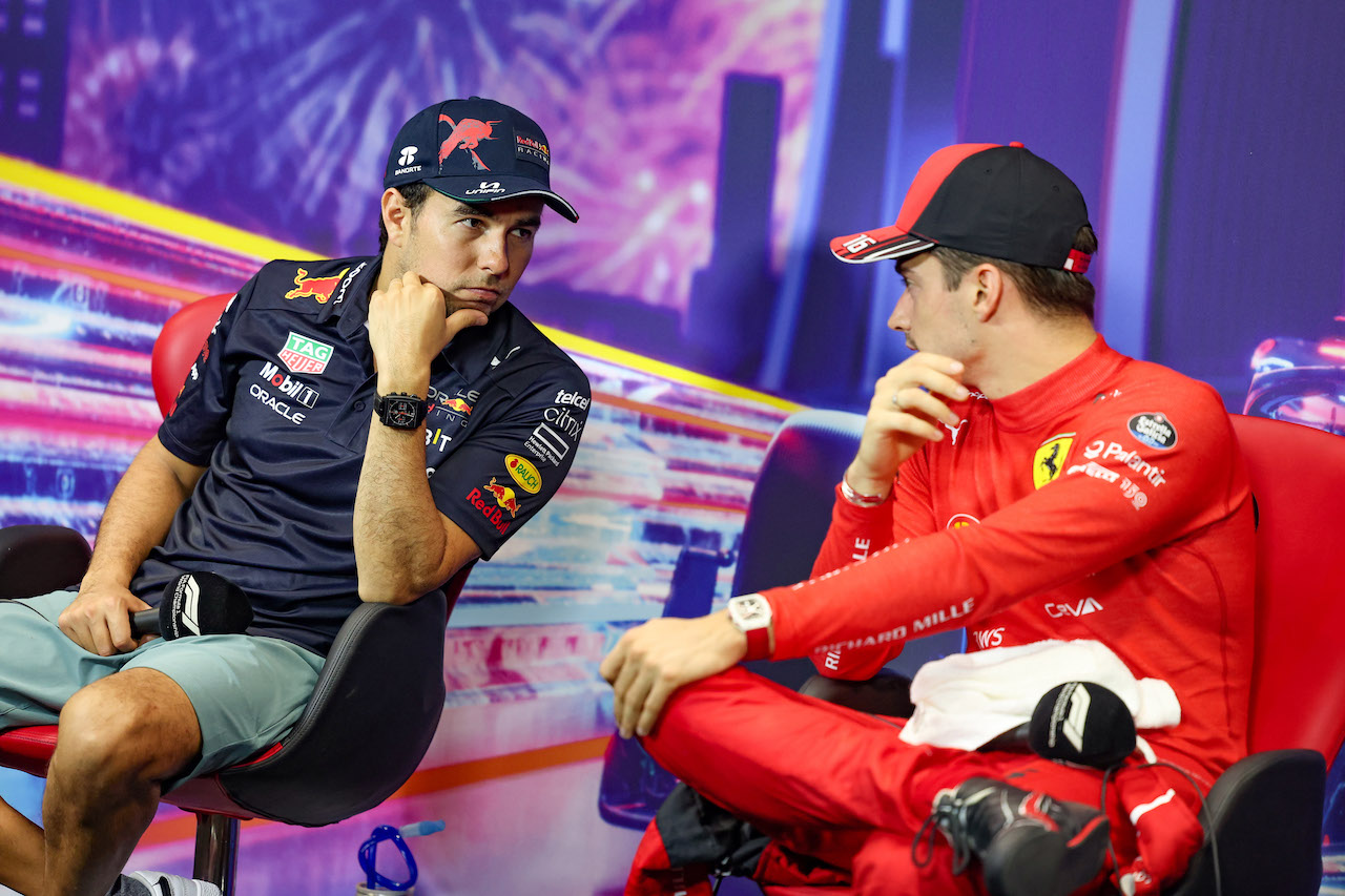 GP SINGAPORE, (L to R): Sergio Perez (MEX) Red Bull Racing e Charles Leclerc (MON) Ferrari in the post qualifying FIA Press Conference.
01.10.2022. Formula 1 World Championship, Rd 17, Singapore Grand Prix, Marina Bay Street Circuit, Singapore, Qualifiche Day.
- www.xpbimages.com, EMail: requests@xpbimages.com © Copyright: XPB Images