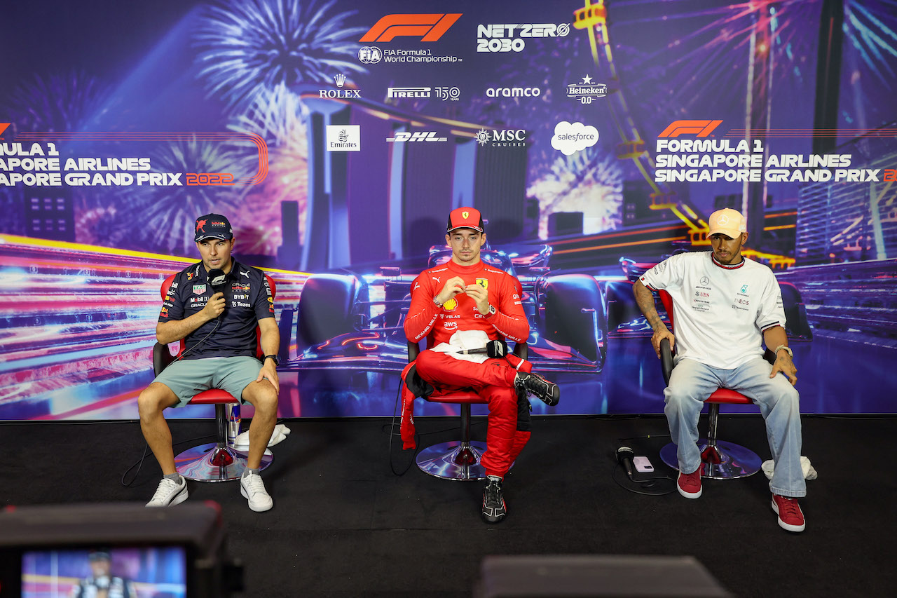 GP SINGAPORE, (L to R): Sergio Perez (MEX) Red Bull Racing; Charles Leclerc (MON) Ferrari; e Lewis Hamilton (GBR) Mercedes AMG F1, in the post qualifying FIA Press Conference.
01.10.2022. Formula 1 World Championship, Rd 17, Singapore Grand Prix, Marina Bay Street Circuit, Singapore, Qualifiche Day.
- www.xpbimages.com, EMail: requests@xpbimages.com © Copyright: XPB Images
