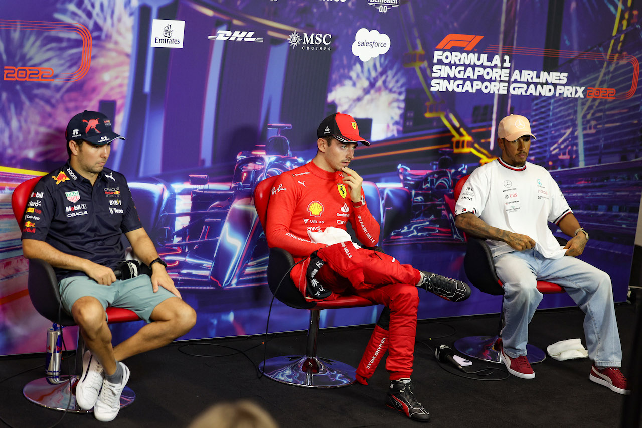 GP SINGAPORE, (L to R): Sergio Perez (MEX) Red Bull Racing; Charles Leclerc (MON) Ferrari; e Lewis Hamilton (GBR) Mercedes AMG F1, in the post qualifying FIA Press Conference.
01.10.2022. Formula 1 World Championship, Rd 17, Singapore Grand Prix, Marina Bay Street Circuit, Singapore, Qualifiche Day.
- www.xpbimages.com, EMail: requests@xpbimages.com © Copyright: XPB Images