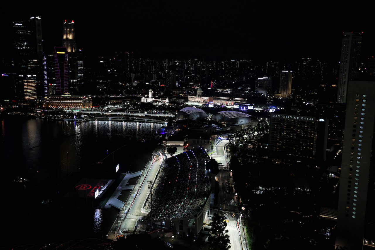 GP SINGAPORE, Lewis Hamilton (GBR) Mercedes AMG F1 W13.
01.10.2022. Formula 1 World Championship, Rd 17, Singapore Grand Prix, Marina Bay Street Circuit, Singapore, Qualifiche Day.
- www.xpbimages.com, EMail: requests@xpbimages.com © Copyright: Moy / XPB Images