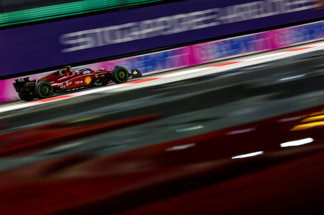 GP SINGAPORE, Carlos Sainz Jr (ESP), Ferrari 
01.10.2022. Formula 1 World Championship, Rd 17, Singapore Grand Prix, Marina Bay Street Circuit, Singapore, Qualifiche Day.
- www.xpbimages.com, EMail: requests@xpbimages.com ¬© Copyright: Charniaux / XPB Images