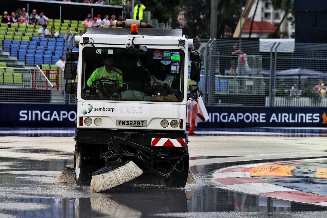 GP SINGAPORE, Street cleaner on the circuit.
01.10.2022. Formula 1 World Championship, Rd 17, Singapore Grand Prix, Marina Bay Street Circuit, Singapore, Qualifiche Day.
- www.xpbimages.com, EMail: requests@xpbimages.com © Copyright: Moy / XPB Images