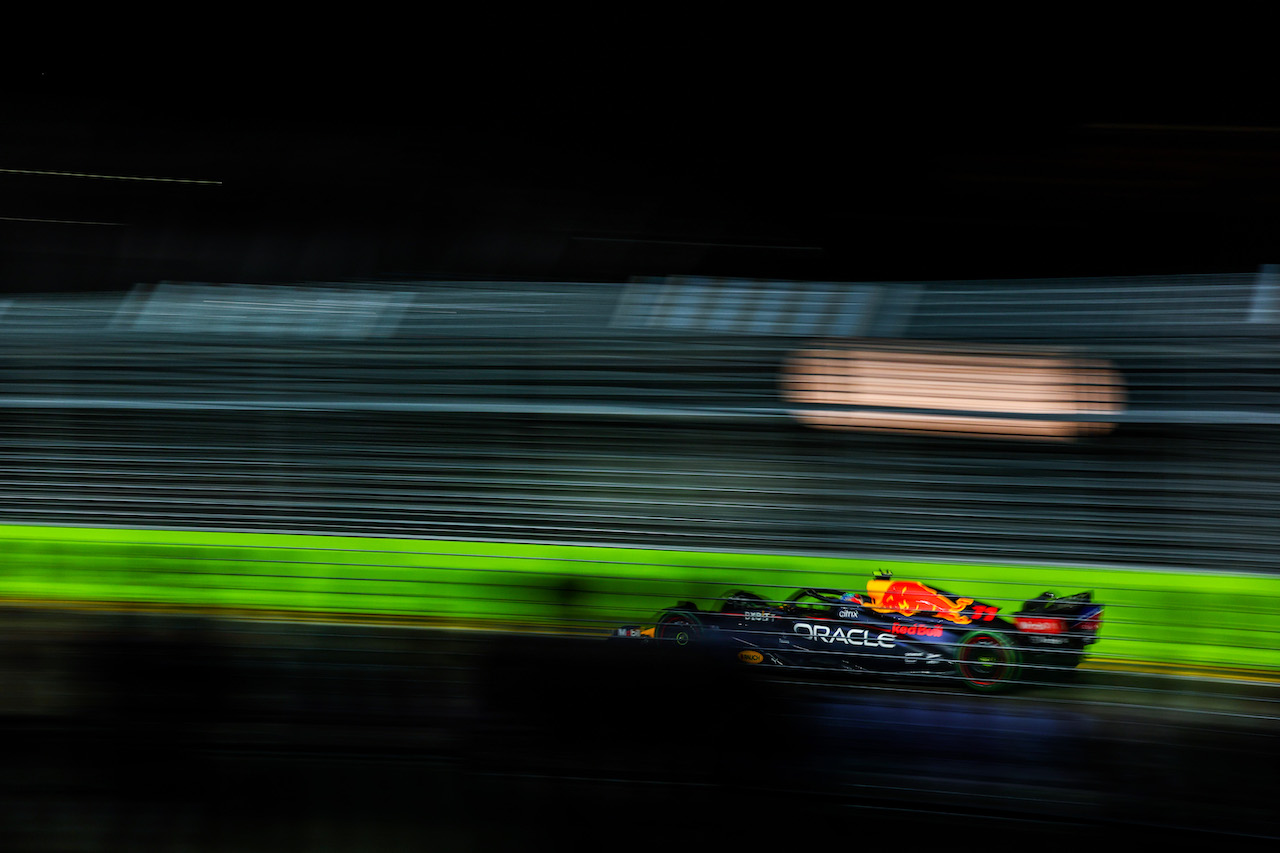 GP SINGAPORE, Sergio Perez (MEX), Red Bull Racing 
01.10.2022. Formula 1 World Championship, Rd 17, Singapore Grand Prix, Marina Bay Street Circuit, Singapore, Qualifiche Day.
- www.xpbimages.com, EMail: requests@xpbimages.com ¬© Copyright: Charniaux / XPB Images
