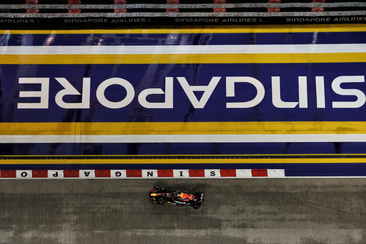 GP SINGAPORE, Sergio Perez (MEX) Red Bull Racing RB18.Lando Norris (GBR) McLaren MCL36.
01.10.2022. Formula 1 World Championship, Rd 17, Singapore Grand Prix, Marina Bay Street Circuit, Singapore, Qualifiche Day.
- www.xpbimages.com, EMail: requests@xpbimages.com © Copyright: Moy / XPB Images