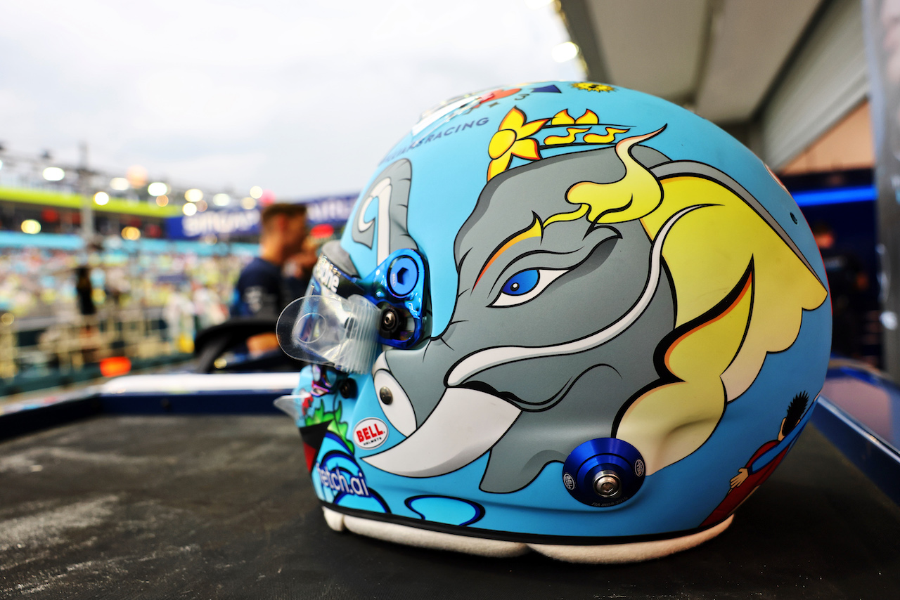 GP SINGAPORE, The helmet of Alexander Albon (THA) Williams Racing.
01.10.2022. Formula 1 World Championship, Rd 17, Singapore Grand Prix, Marina Bay Street Circuit, Singapore, Qualifiche Day.
- www.xpbimages.com, EMail: requests@xpbimages.com © Copyright: Batchelor / XPB Images
