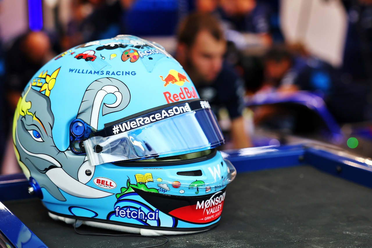 GP SINGAPORE, The helmet of Alexander Albon (THA) Williams Racing.
01.10.2022. Formula 1 World Championship, Rd 17, Singapore Grand Prix, Marina Bay Street Circuit, Singapore, Qualifiche Day.
- www.xpbimages.com, EMail: requests@xpbimages.com © Copyright: Batchelor / XPB Images