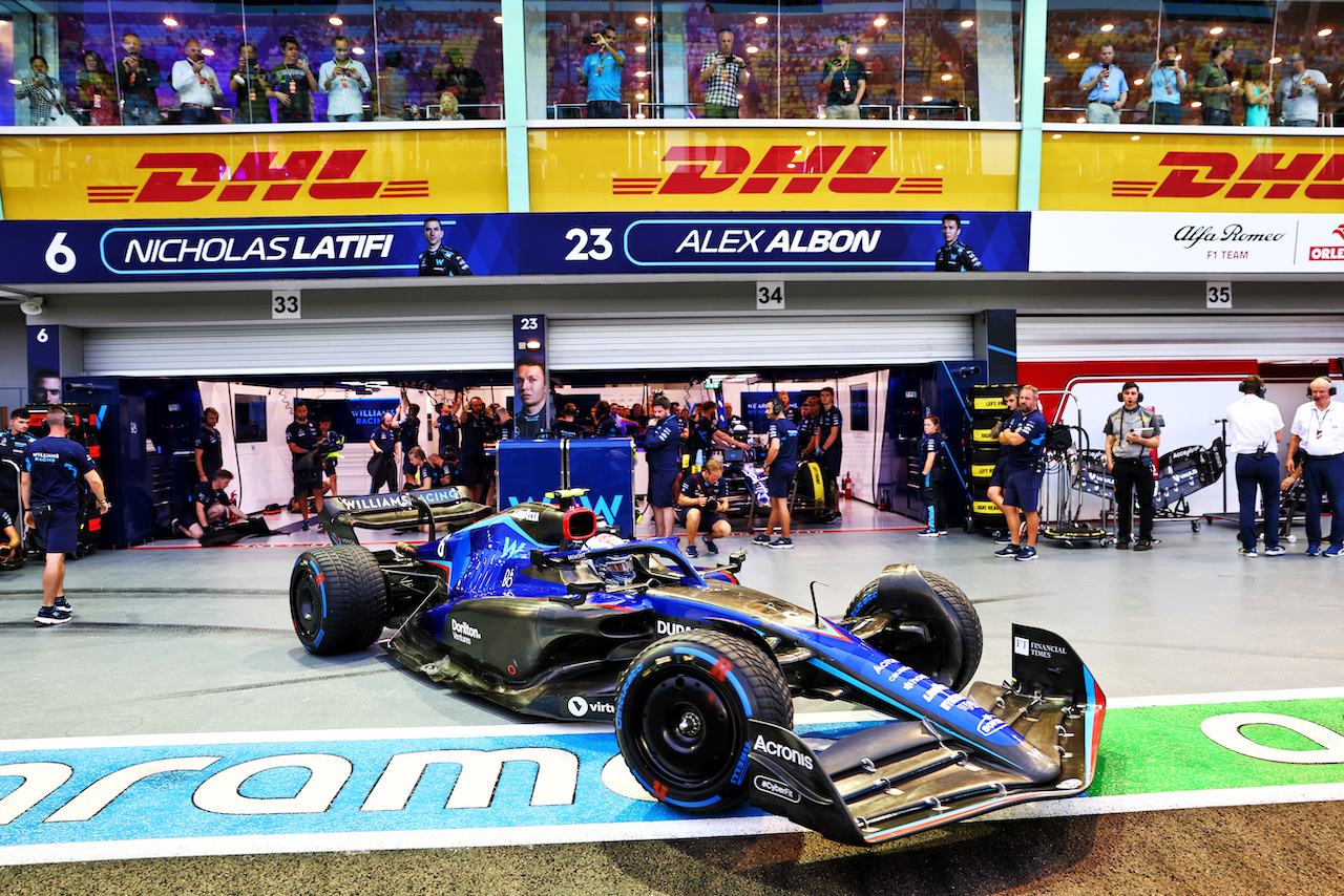GP SINGAPORE, Nicholas Latifi (CDN) Williams Racing FW44 leaves the pits.
01.10.2022. Formula 1 World Championship, Rd 17, Singapore Grand Prix, Marina Bay Street Circuit, Singapore, Qualifiche Day.
- www.xpbimages.com, EMail: requests@xpbimages.com © Copyright: Batchelor / XPB Images