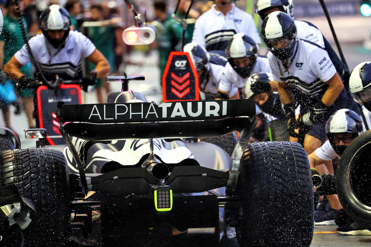 GP SINGAPORE, Pierre Gasly (FRA) AlphaTauri AT03 makes a pit stop.
01.10.2022. Formula 1 World Championship, Rd 17, Singapore Grand Prix, Marina Bay Street Circuit, Singapore, Qualifiche Day.
- www.xpbimages.com, EMail: requests@xpbimages.com © Copyright: Batchelor / XPB Images