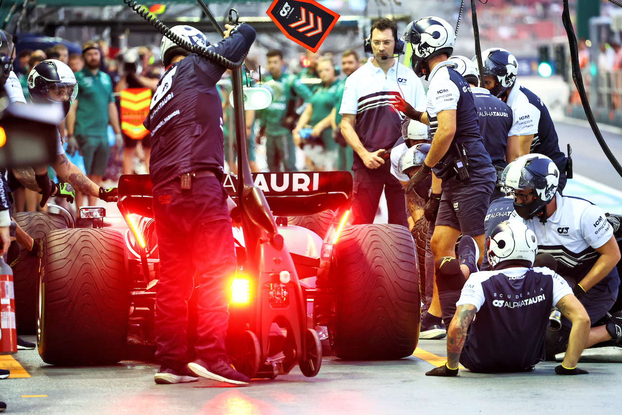 GP SINGAPORE, Pierre Gasly (FRA) AlphaTauri AT03 makes a pit stop.
01.10.2022. Formula 1 World Championship, Rd 17, Singapore Grand Prix, Marina Bay Street Circuit, Singapore, Qualifiche Day.
- www.xpbimages.com, EMail: requests@xpbimages.com © Copyright: Batchelor / XPB Images