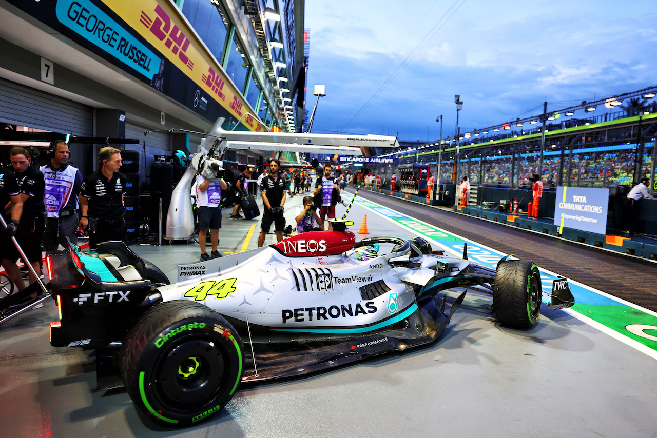 GP SINGAPORE, Lewis Hamilton (GBR) Mercedes AMG F1 W13 leaves the pits.
01.10.2022. Formula 1 World Championship, Rd 17, Singapore Grand Prix, Marina Bay Street Circuit, Singapore, Qualifiche Day.
- www.xpbimages.com, EMail: requests@xpbimages.com © Copyright: Batchelor / XPB Images