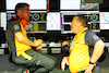 GP SINGAPORE, (L to R): Andreas Seidl, McLaren Managing Director with Zak Brown (USA) McLaren Executive Director.
01.10.2022. Formula 1 World Championship, Rd 17, Singapore Grand Prix, Marina Bay Street Circuit, Singapore, Qualifiche Day.
 - www.xpbimages.com, EMail: requests@xpbimages.com © Copyright: Coates / XPB Images