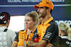 GP SINGAPORE, (L to R): Sophie Ogg (GBR) McLaren Communications Director e Daniel Ricciardo (AUS) McLaren.
01.10.2022. Formula 1 World Championship, Rd 17, Singapore Grand Prix, Marina Bay Street Circuit, Singapore, Qualifiche Day.
- www.xpbimages.com, EMail: requests@xpbimages.com © Copyright: Bearne / XPB Images