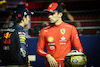 GP SINGAPORE, Sergio Perez (MEX), Red Bull Racing e Charles Leclerc (FRA), Ferrari 
01.10.2022. Formula 1 World Championship, Rd 17, Singapore Grand Prix, Marina Bay Street Circuit, Singapore, Qualifiche Day.
- www.xpbimages.com, EMail: requests@xpbimages.com ¬© Copyright: Charniaux / XPB Images