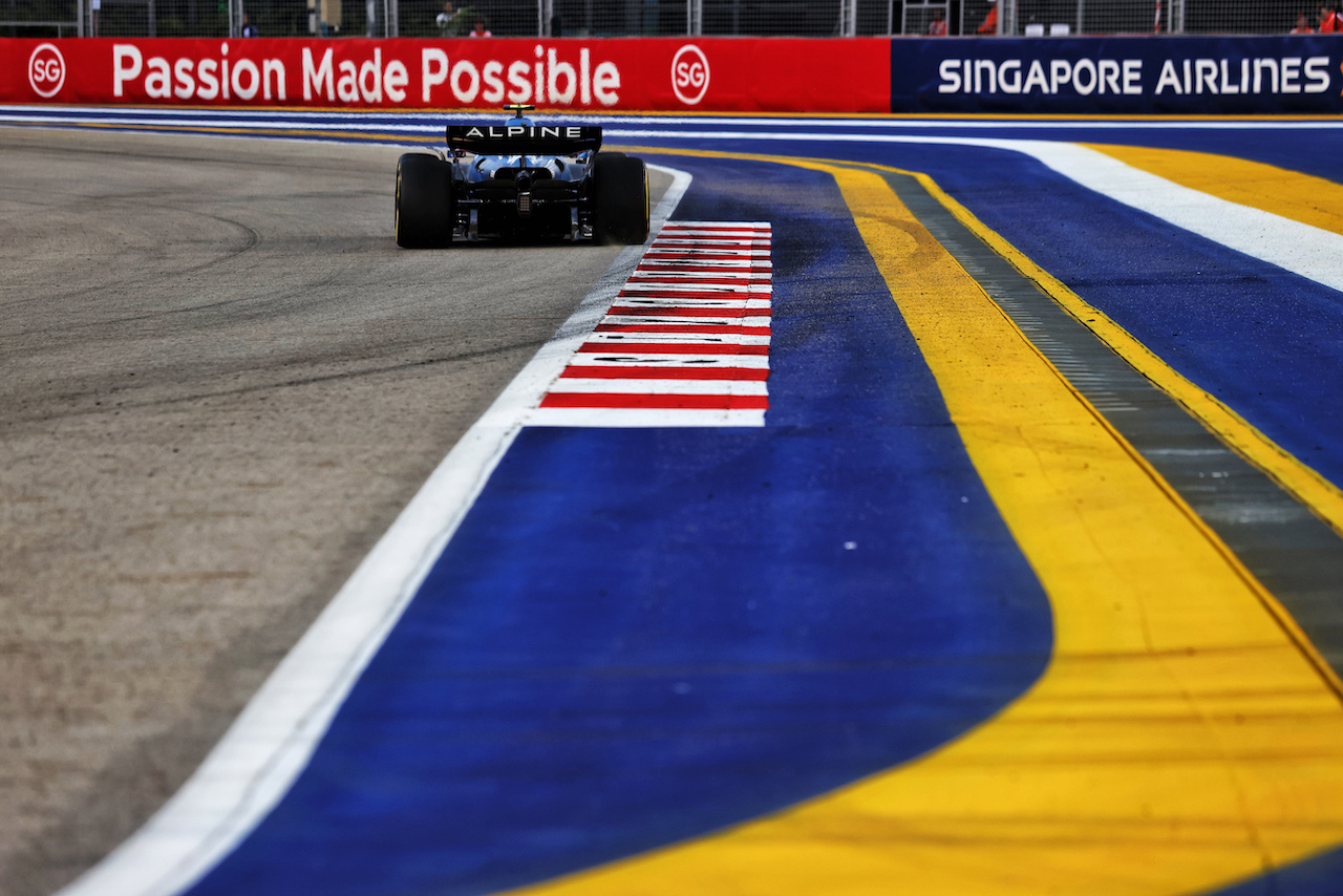 GP SINGAPORE, Esteban Ocon (FRA) Alpine F1 Team A522.
30.09.2022. Formula 1 World Championship, Rd 17, Singapore Grand Prix, Marina Bay Street Circuit, Singapore, Practice Day.
- www.xpbimages.com, EMail: requests@xpbimages.com © Copyright: Moy / XPB Images