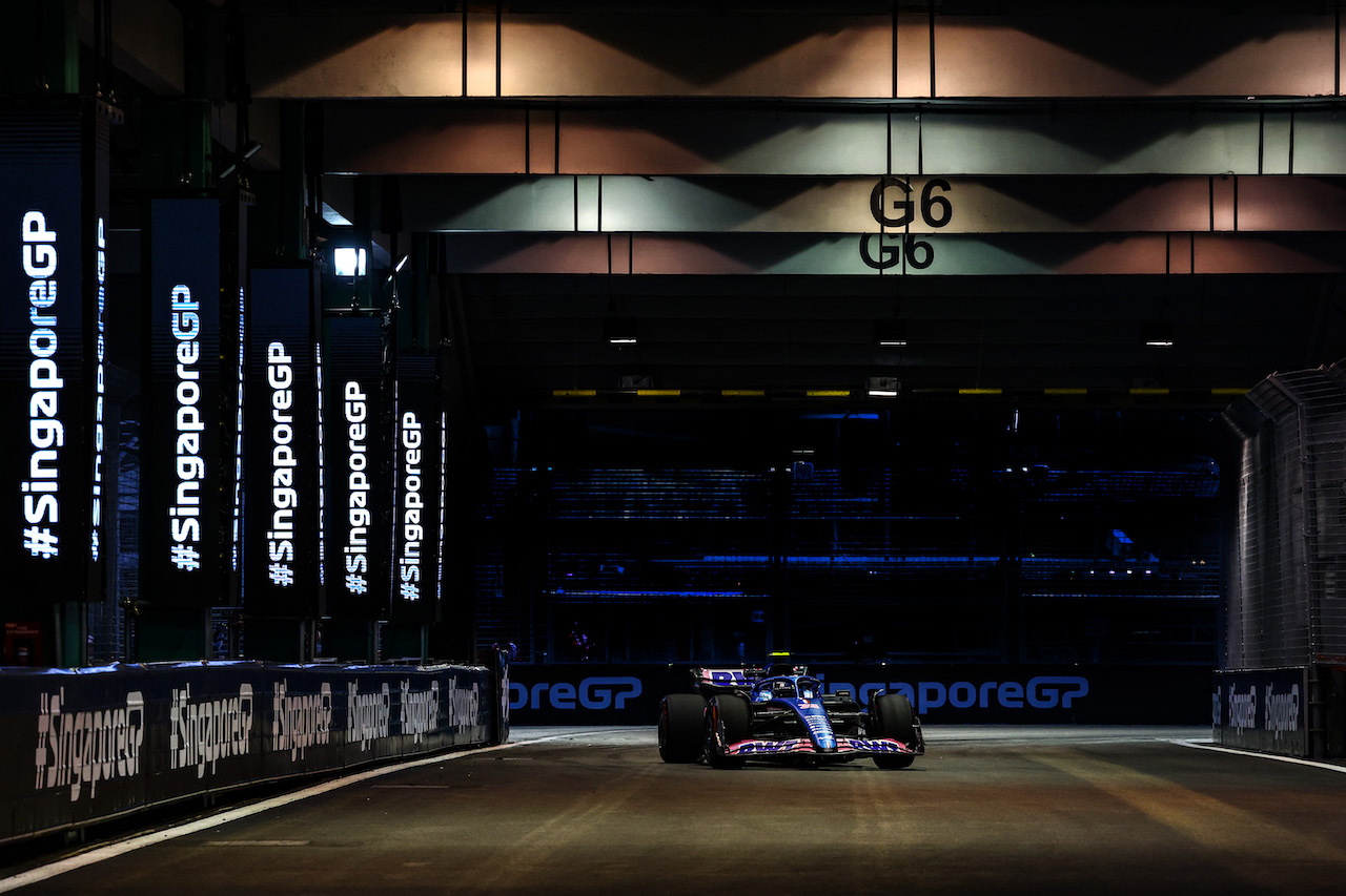 GP SINGAPORE, Esteban Ocon (FRA), Alpine F1 Team 
30.09.2022. Formula 1 World Championship, Rd 17, Singapore Grand Prix, Marina Bay Street Circuit, Singapore, Practice Day.
- www.xpbimages.com, EMail: requests@xpbimages.com ¬© Copyright: Charniaux / XPB Images