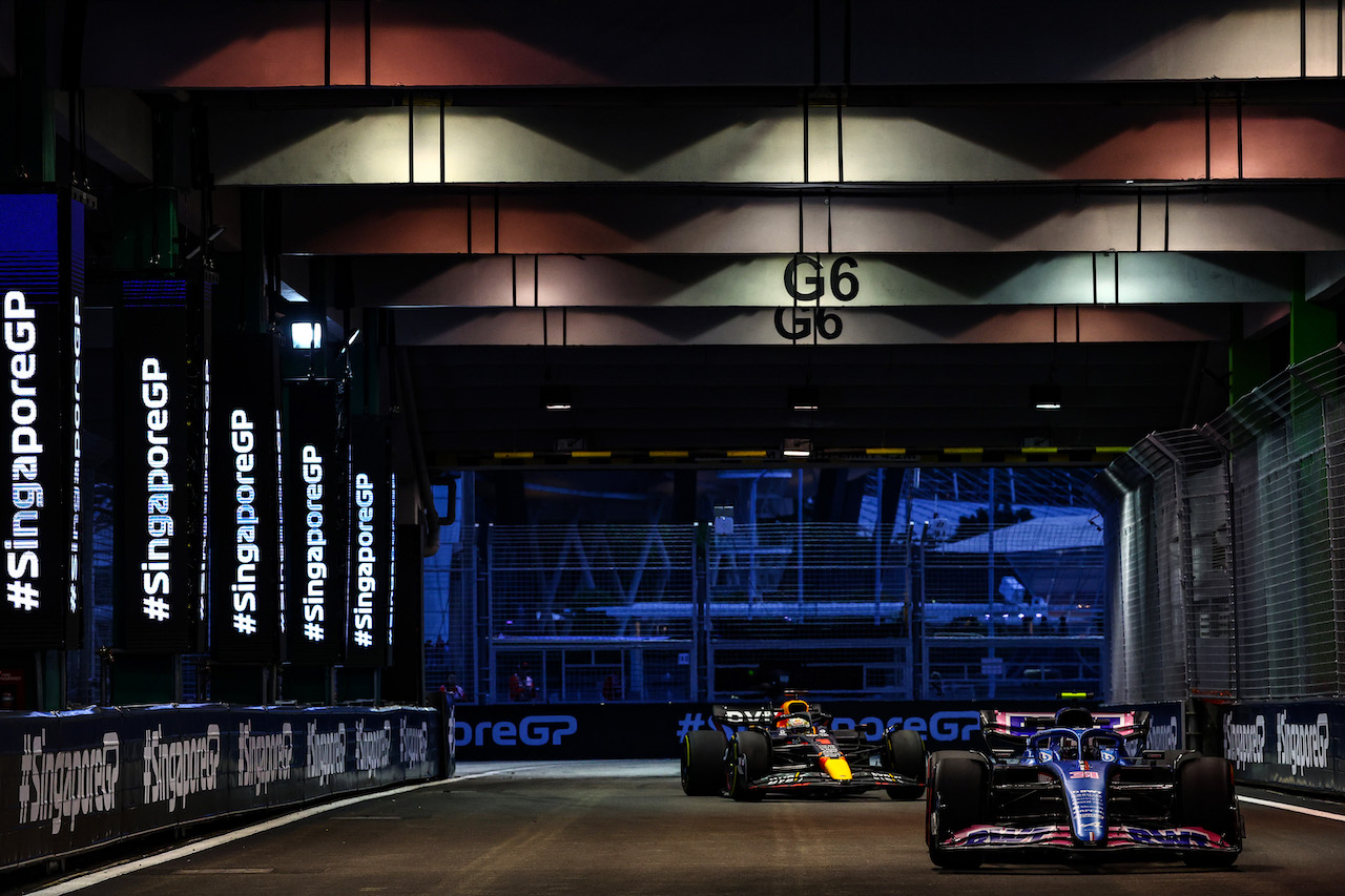 GP SINGAPORE, Esteban Ocon (FRA), Alpine F1 Team 
30.09.2022. Formula 1 World Championship, Rd 17, Singapore Grand Prix, Marina Bay Street Circuit, Singapore, Practice Day.
- www.xpbimages.com, EMail: requests@xpbimages.com ¬© Copyright: Charniaux / XPB Images