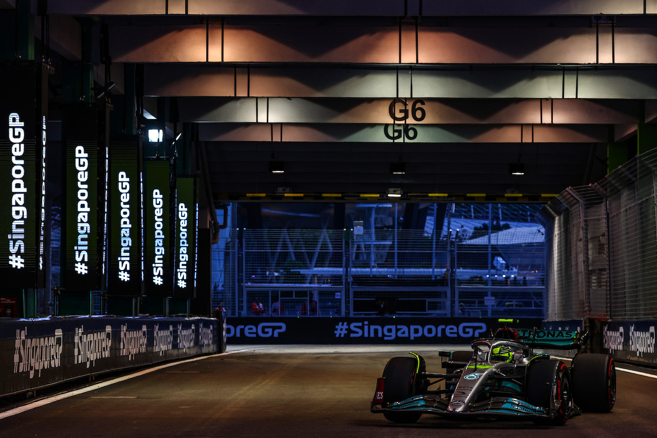 GP SINGAPORE, Lewis Hamilton (GBR), Mercedes AMG F1  
30.09.2022. Formula 1 World Championship, Rd 17, Singapore Grand Prix, Marina Bay Street Circuit, Singapore, Practice Day.
- www.xpbimages.com, EMail: requests@xpbimages.com ¬© Copyright: Charniaux / XPB Images