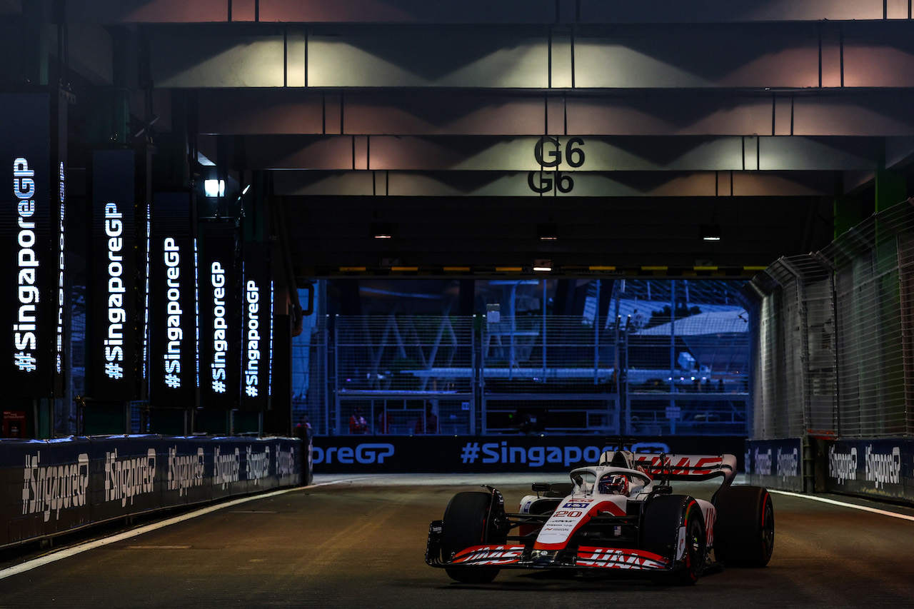 GP SINGAPORE, Kevin Magnussen (DEN) Haas F1 Team 
30.09.2022. Formula 1 World Championship, Rd 17, Singapore Grand Prix, Marina Bay Street Circuit, Singapore, Practice Day.
- www.xpbimages.com, EMail: requests@xpbimages.com © Copyright: Charniaux / XPB Images