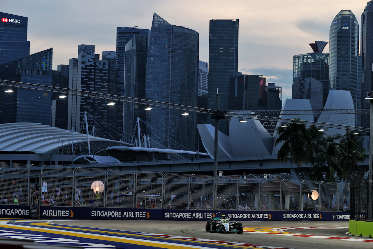 GP SINGAPORE, Lewis Hamilton (GBR) Mercedes AMG F1 W13.
30.09.2022. Formula 1 World Championship, Rd 17, Singapore Grand Prix, Marina Bay Street Circuit, Singapore, Practice Day.
- www.xpbimages.com, EMail: requests@xpbimages.com © Copyright: Moy / XPB Images