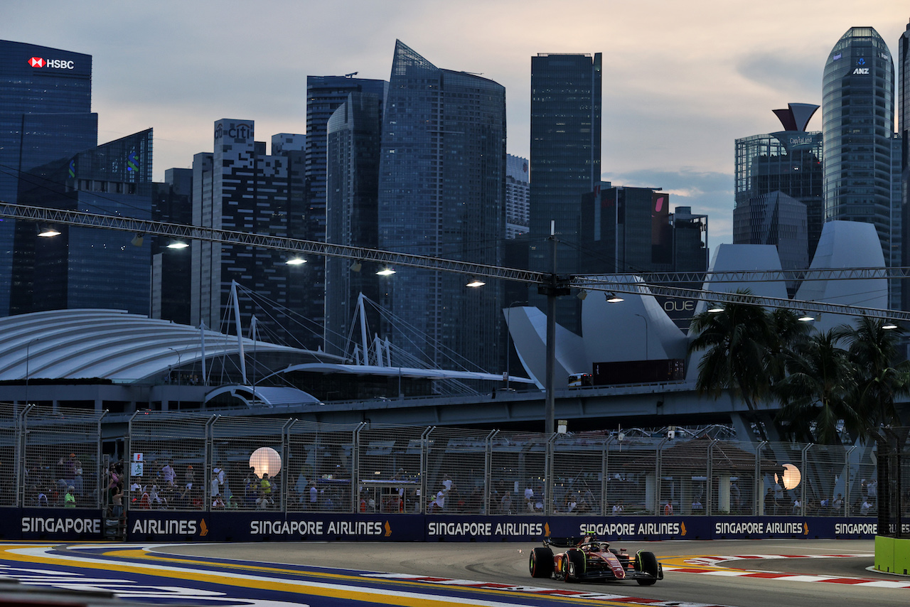 GP SINGAPORE, Carlos Sainz Jr (ESP) Ferrari F1-75.
30.09.2022. Formula 1 World Championship, Rd 17, Singapore Grand Prix, Marina Bay Street Circuit, Singapore, Practice Day.
- www.xpbimages.com, EMail: requests@xpbimages.com © Copyright: Moy / XPB Images