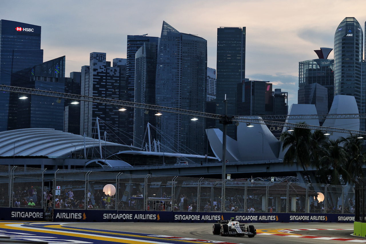 GP SINGAPORE, Yuki Tsunoda (JPN) AlphaTauri AT03.
30.09.2022. Formula 1 World Championship, Rd 17, Singapore Grand Prix, Marina Bay Street Circuit, Singapore, Practice Day.
- www.xpbimages.com, EMail: requests@xpbimages.com © Copyright: Moy / XPB Images