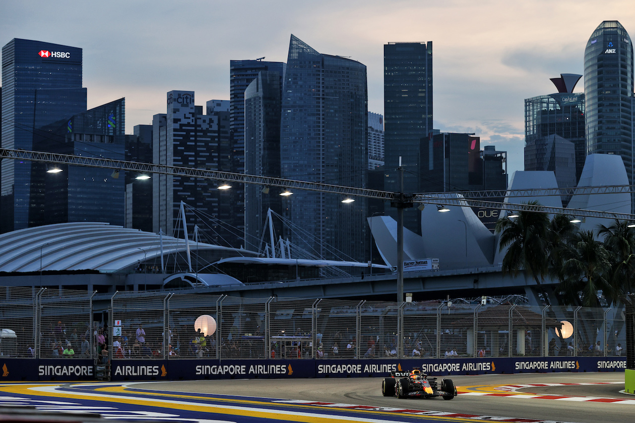 GP SINGAPORE, Max Verstappen (NLD) Red Bull Racing RB18.
30.09.2022. Formula 1 World Championship, Rd 17, Singapore Grand Prix, Marina Bay Street Circuit, Singapore, Practice Day.
- www.xpbimages.com, EMail: requests@xpbimages.com © Copyright: Moy / XPB Images