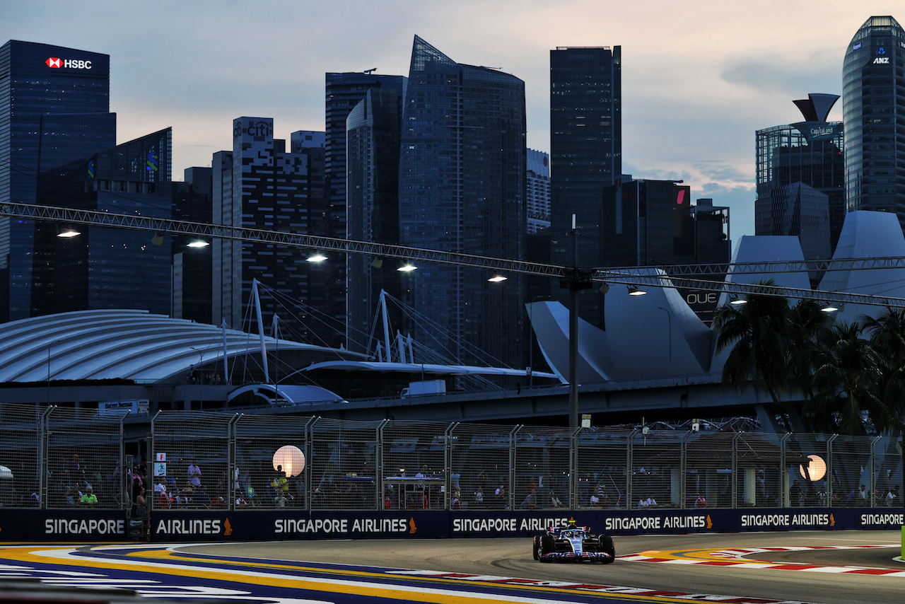 GP SINGAPORE, Esteban Ocon (FRA) Alpine F1 Team A522.
30.09.2022. Formula 1 World Championship, Rd 17, Singapore Grand Prix, Marina Bay Street Circuit, Singapore, Practice Day.
- www.xpbimages.com, EMail: requests@xpbimages.com © Copyright: Moy / XPB Images