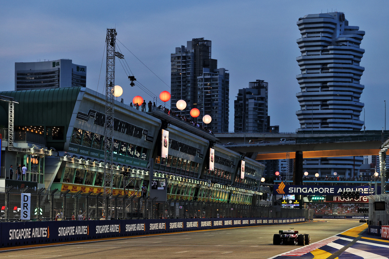 GP SINGAPORE, Guanyu Zhou (CHN) Alfa Romeo F1 Team C42.
30.09.2022. Formula 1 World Championship, Rd 17, Singapore Grand Prix, Marina Bay Street Circuit, Singapore, Practice Day.
- www.xpbimages.com, EMail: requests@xpbimages.com © Copyright: Moy / XPB Images