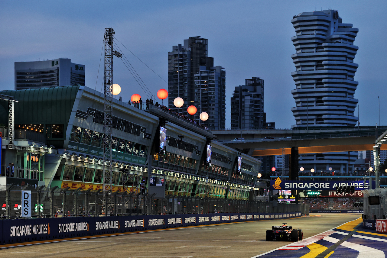 GP SINGAPORE, Max Verstappen (NLD) Red Bull Racing RB18.
30.09.2022. Formula 1 World Championship, Rd 17, Singapore Grand Prix, Marina Bay Street Circuit, Singapore, Practice Day.
- www.xpbimages.com, EMail: requests@xpbimages.com © Copyright: Moy / XPB Images