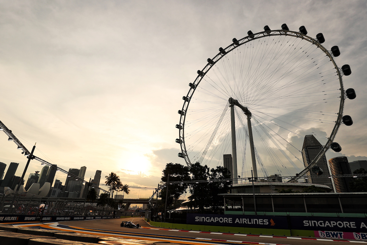 GP SINGAPORE, Alexander Albon (THA) Williams Racing FW44.
30.09.2022. Formula 1 World Championship, Rd 17, Singapore Grand Prix, Marina Bay Street Circuit, Singapore, Practice Day.
- www.xpbimages.com, EMail: requests@xpbimages.com © Copyright: Moy / XPB Images