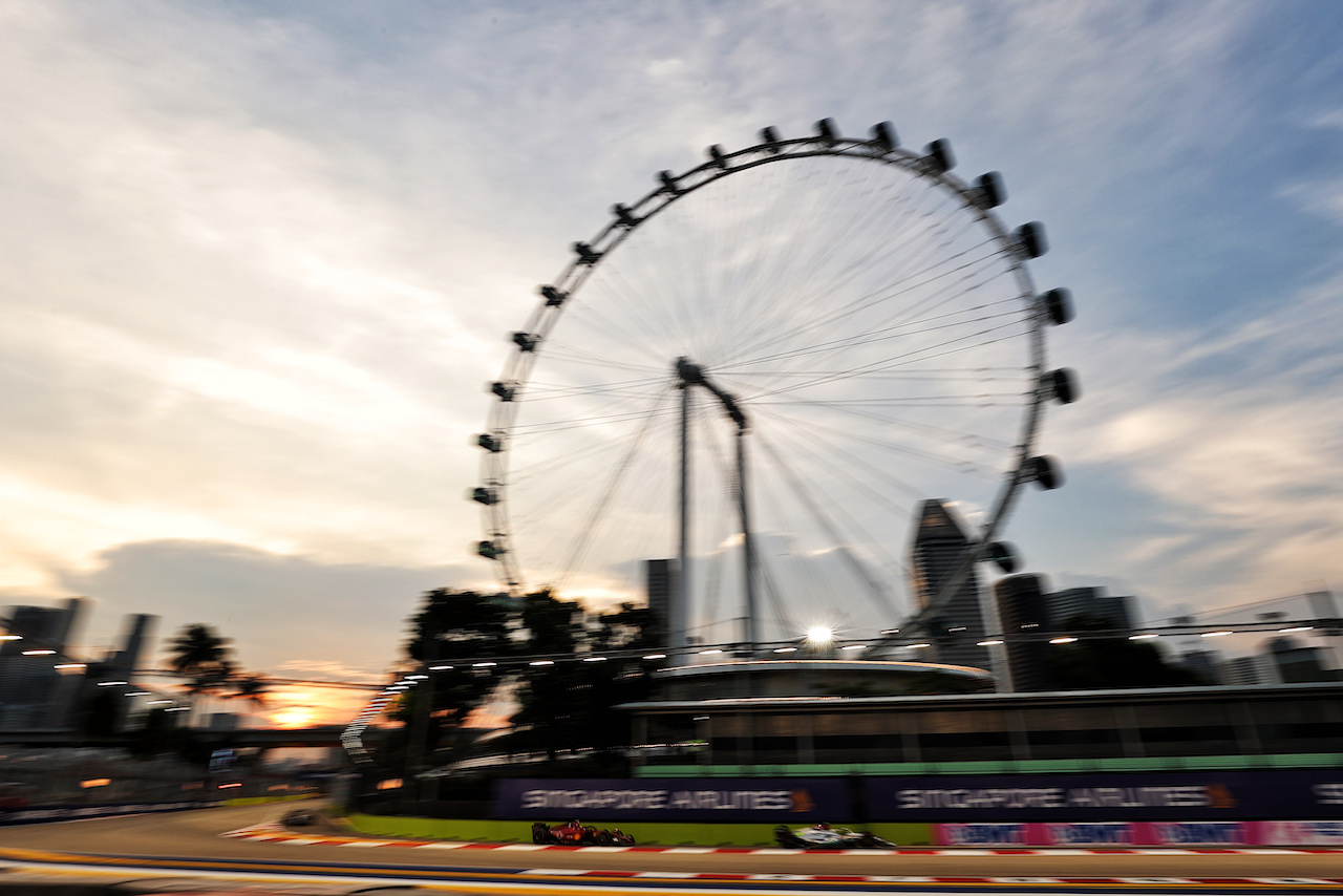 GP SINGAPORE, Lewis Hamilton (GBR) Mercedes AMG F1 W13 davanti a Carlos Sainz Jr (ESP) Ferrari F1-75.
30.09.2022. Formula 1 World Championship, Rd 17, Singapore Grand Prix, Marina Bay Street Circuit, Singapore, Practice Day.
- www.xpbimages.com, EMail: requests@xpbimages.com © Copyright: Moy / XPB Images