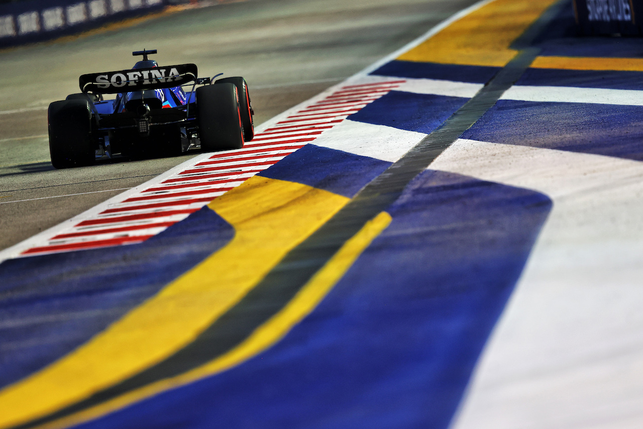 GP SINGAPORE, Alexander Albon (THA) Williams Racing FW44.
30.09.2022. Formula 1 World Championship, Rd 17, Singapore Grand Prix, Marina Bay Street Circuit, Singapore, Practice Day.
- www.xpbimages.com, EMail: requests@xpbimages.com © Copyright: Moy / XPB Images
