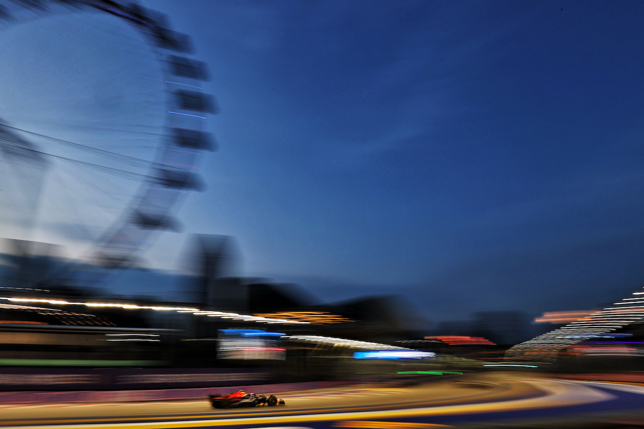 GP SINGAPORE, Max Verstappen (NLD) Red Bull Racing RB18.
30.09.2022. Formula 1 World Championship, Rd 17, Singapore Grand Prix, Marina Bay Street Circuit, Singapore, Practice Day.
- www.xpbimages.com, EMail: requests@xpbimages.com © Copyright: Moy / XPB Images