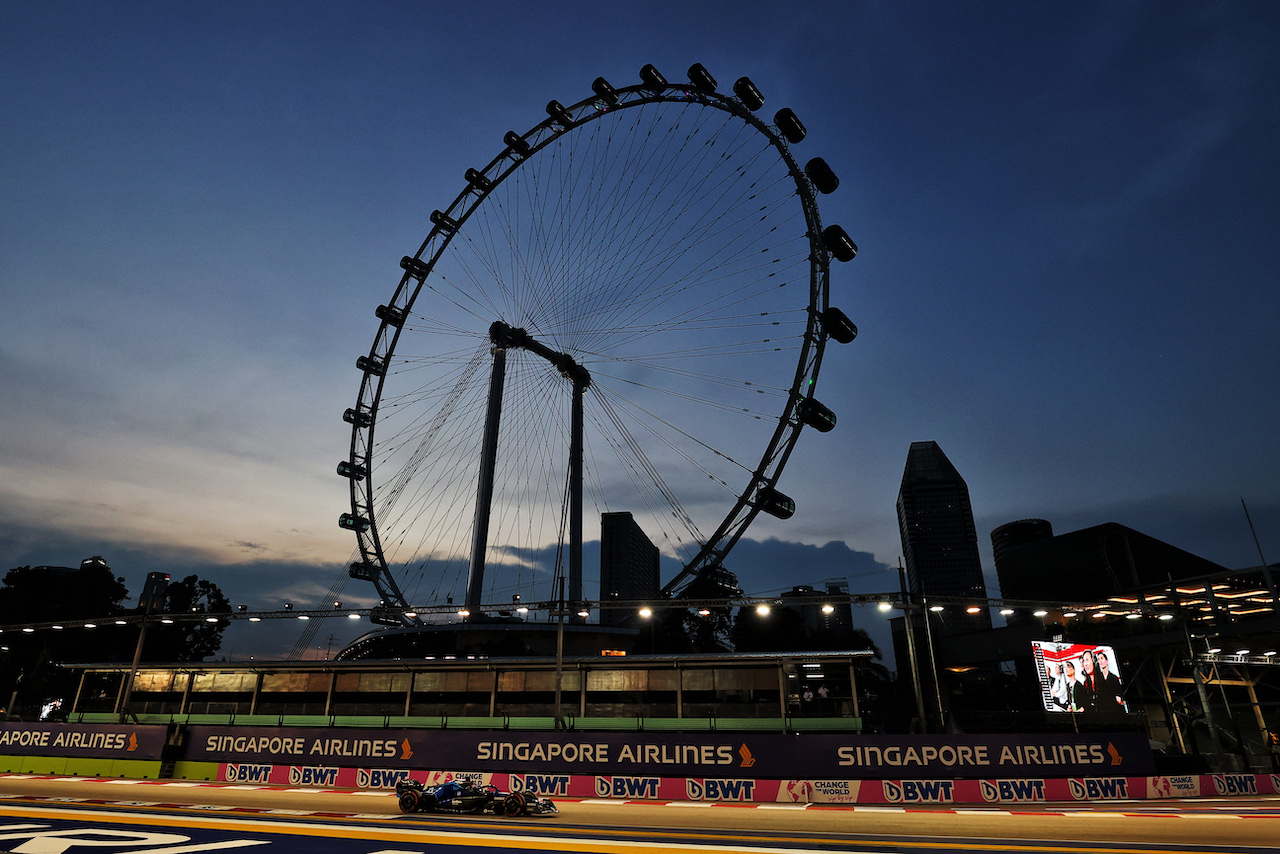 GP SINGAPORE, Alexander Albon (THA) Williams Racing FW44.
30.09.2022. Formula 1 World Championship, Rd 17, Singapore Grand Prix, Marina Bay Street Circuit, Singapore, Practice Day.
- www.xpbimages.com, EMail: requests@xpbimages.com © Copyright: Moy / XPB Images