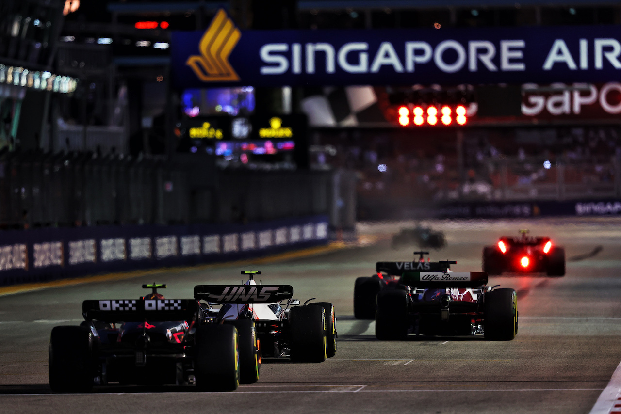 GP SINGAPORE, Mick Schumacher (GER) Haas VF-22 e Lando Norris (GBR) McLaren MCL36.
30.09.2022. Formula 1 World Championship, Rd 17, Singapore Grand Prix, Marina Bay Street Circuit, Singapore, Practice Day.
- www.xpbimages.com, EMail: requests@xpbimages.com © Copyright: Moy / XPB Images