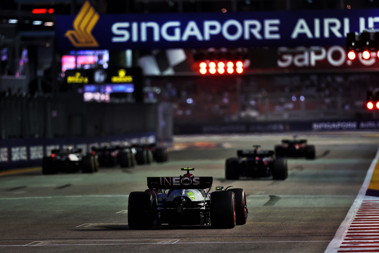 GP SINGAPORE, Lewis Hamilton (GBR) Mercedes AMG F1 W13.
30.09.2022. Formula 1 World Championship, Rd 17, Singapore Grand Prix, Marina Bay Street Circuit, Singapore, Practice Day.
- www.xpbimages.com, EMail: requests@xpbimages.com © Copyright: Moy / XPB Images