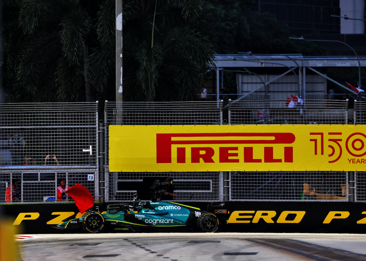 GP SINGAPORE, Lance Stroll (CDN) Aston Martin F1 Team AMR22 stopped in the first practice session.
30.09.2022. Formula 1 World Championship, Rd 17, Singapore Grand Prix, Marina Bay Street Circuit, Singapore, Practice Day.
 - www.xpbimages.com, EMail: requests@xpbimages.com © Copyright: Coates / XPB Images