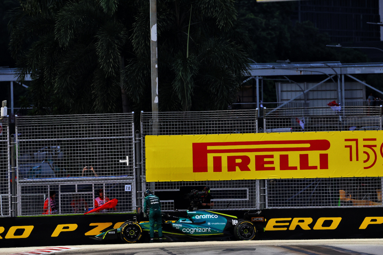 GP SINGAPORE, Lance Stroll (CDN) Aston Martin F1 Team AMR22 stopped in the first practice session.
30.09.2022. Formula 1 World Championship, Rd 17, Singapore Grand Prix, Marina Bay Street Circuit, Singapore, Practice Day.
 - www.xpbimages.com, EMail: requests@xpbimages.com © Copyright: Coates / XPB Images
