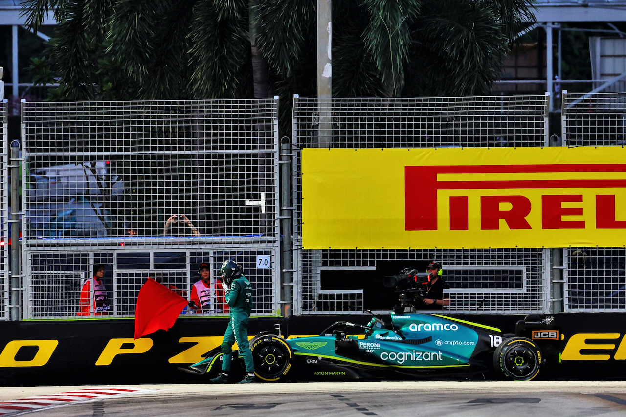 GP SINGAPORE, Lance Stroll (CDN) Aston Martin F1 Team AMR22 stopped in the first practice session.
30.09.2022. Formula 1 World Championship, Rd 17, Singapore Grand Prix, Marina Bay Street Circuit, Singapore, Practice Day.
 - www.xpbimages.com, EMail: requests@xpbimages.com © Copyright: Coates / XPB Images