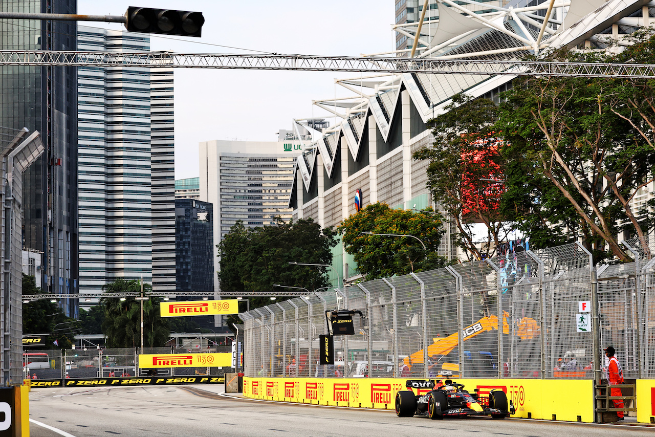 GP SINGAPORE, Max Verstappen (NLD) Red Bull Racing RB18.
30.09.2022. Formula 1 World Championship, Rd 17, Singapore Grand Prix, Marina Bay Street Circuit, Singapore, Practice Day.
 - www.xpbimages.com, EMail: requests@xpbimages.com © Copyright: Coates / XPB Images