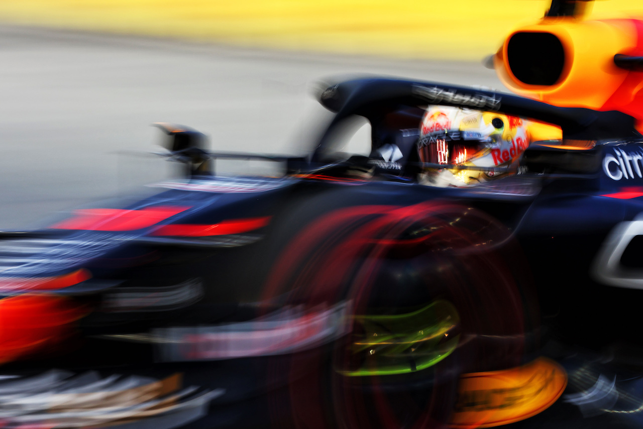 GP SINGAPORE, Max Verstappen (NLD) Red Bull Racing RB18.
30.09.2022. Formula 1 World Championship, Rd 17, Singapore Grand Prix, Marina Bay Street Circuit, Singapore, Practice Day.
 - www.xpbimages.com, EMail: requests@xpbimages.com © Copyright: Coates / XPB Images