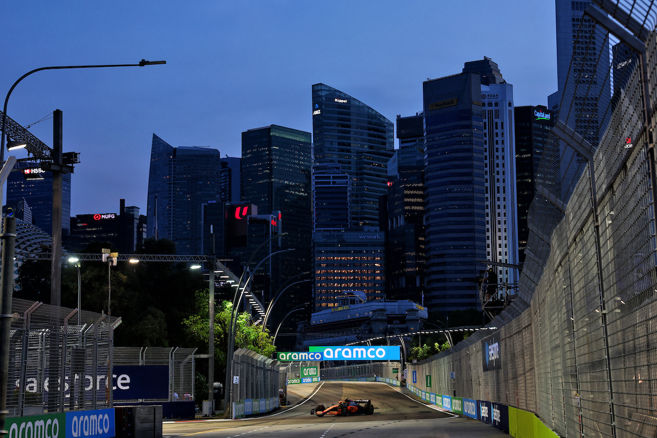 GP SINGAPORE, Lando Norris (GBR) McLaren MCL36.
30.09.2022. Formula 1 World Championship, Rd 17, Singapore Grand Prix, Marina Bay Street Circuit, Singapore, Practice Day.
 - www.xpbimages.com, EMail: requests@xpbimages.com © Copyright: Coates / XPB Images