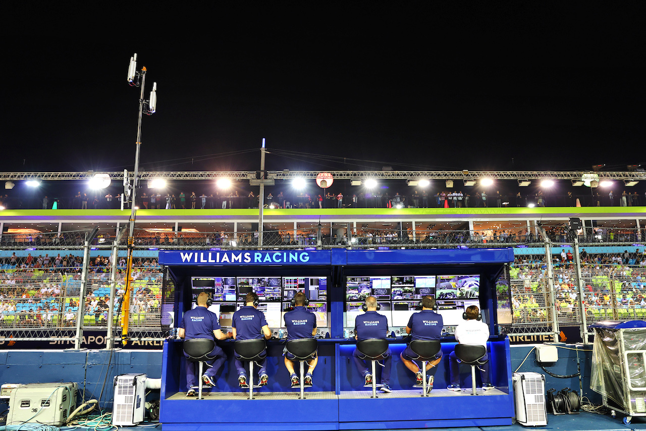 GP SINGAPORE, Williams Racing pit gantry.
30.09.2022. Formula 1 World Championship, Rd 17, Singapore Grand Prix, Marina Bay Street Circuit, Singapore, Practice Day.
- www.xpbimages.com, EMail: requests@xpbimages.com © Copyright: Batchelor / XPB Images