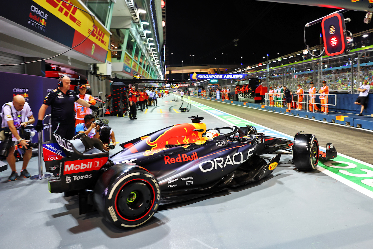 GP SINGAPORE, Max Verstappen (NLD) Red Bull Racing RB18 leaves the pits.
30.09.2022. Formula 1 World Championship, Rd 17, Singapore Grand Prix, Marina Bay Street Circuit, Singapore, Practice Day.
- www.xpbimages.com, EMail: requests@xpbimages.com © Copyright: Batchelor / XPB Images