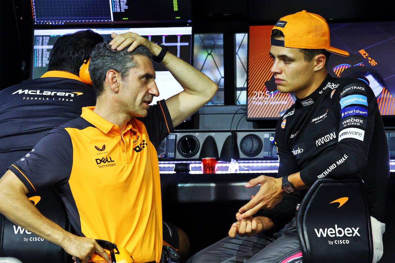 GP SINGAPORE, (L to R): Andrea Stella (ITA) McLaren Performance Director with Lando Norris (GBR) McLaren.
30.09.2022. Formula 1 World Championship, Rd 17, Singapore Grand Prix, Marina Bay Street Circuit, Singapore, Practice Day.
- www.xpbimages.com, EMail: requests@xpbimages.com © Copyright: Batchelor / XPB Images